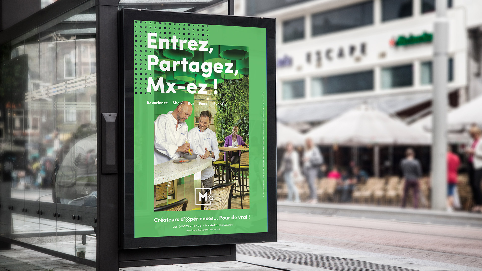 Mock-up d'une affiche du projet MX Ricard sur un abri bus, avec un design attrayant et moderne.