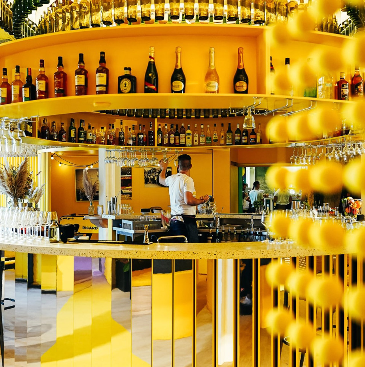 Photo du bar du projet MX Ricard, avec des installations modernes et un design contemporain.