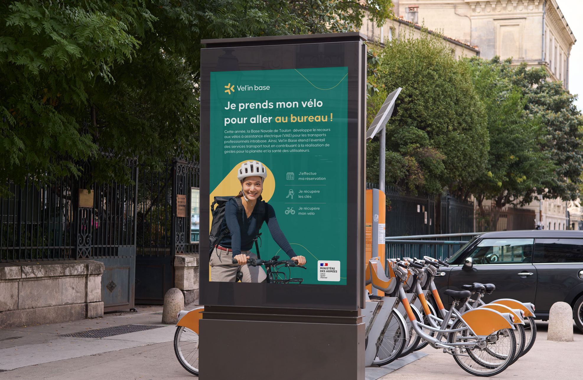 Panneau publicitaire Vel'in Base dans un environnement urbain.