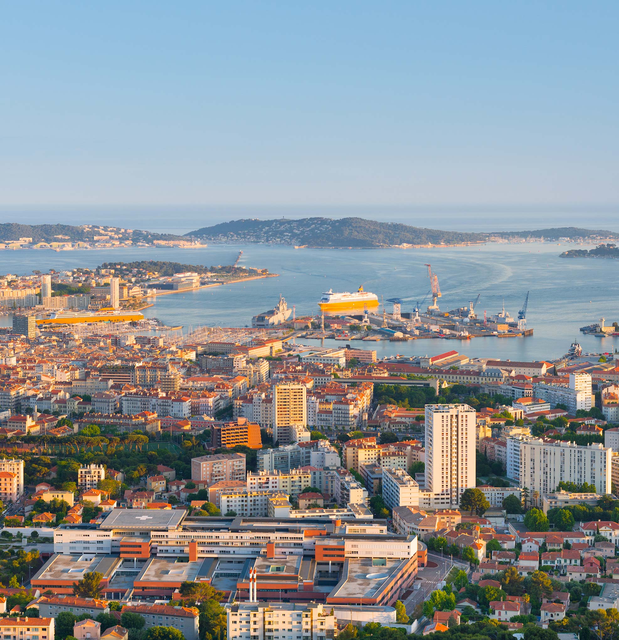 Vue de la rade de Toulon par beau temps, utilisée dans le flyer Vel'in Base.