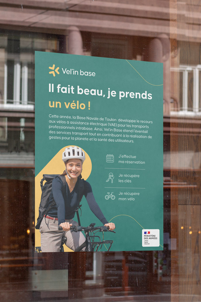 Affiche A4 avec une femme sur un vélo, charte graphique verte et jaune pour Vel'in Base.