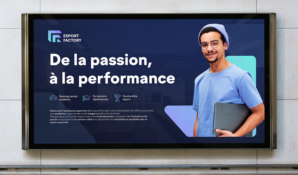 Affiche print Esport Factory sur mur avec jeune homme et ordinateur.